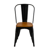 Fekete színű, fémből készült, fa üléses bisztrószék.